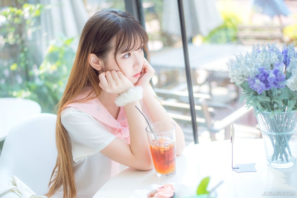 “原来如此。”伏德摇了摇头，苦笑道：“我是谁……我自己都快不记得了，我们这种人，是没有名字，只有代号，我乃夜凰卫，将军也可称我为死间，在来荆州的那一刻，就已经没有准备活着回去。”